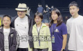 2024湾区升明月彩排现场 成龙大哥和奥运健儿们合影