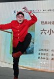 六小齡童現(xiàn)身武漢簽名售書 表演“猴戲”風(fēng)采依舊