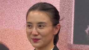 43岁宋佳 干练大气  出席《山花烂漫时》创作座谈会