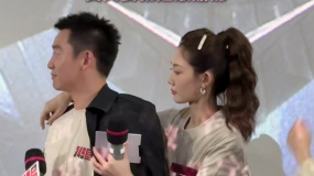 苗苗為鄭愷披夾克  真夫妻就是最甜的