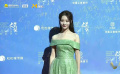 甜美可人！第十届文荣奖红毯 张维娜绿色拖地长裙亮相