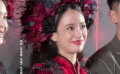 李梦簪花造型亮相首映 戏外好甜反差感拉满