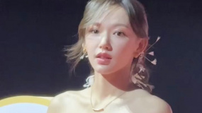 程潇一袭白裙雨中撑伞款款而来