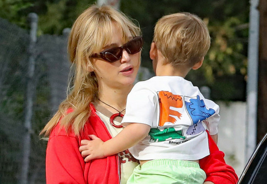 是明星也是母亲！詹妮弗·劳伦斯挺孕肚带长子外出