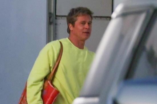 60岁正是帅的年纪！布拉德·皮特海滩拍《F1》路透