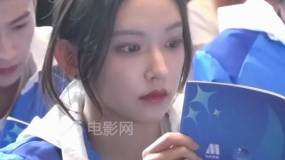 电影频道星辰大海学员主题班会 程潇认真阅读学员手册