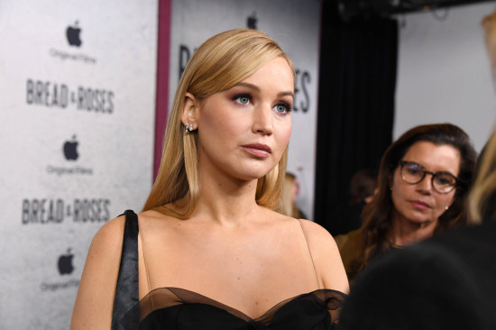 詹妮弗·劳伦斯挺二胎孕肚现身《面包与玫瑰》首映