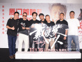 《戴假發(fā)的人》首映 黃曉明鞠躬道歉回應(yīng)近期爭議