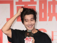 《戴假發(fā)的人》首映 黃曉明鞠躬道歉回應(yīng)近期爭議