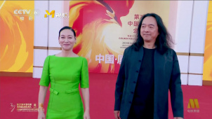 惠英红一袭绿色礼服登金鸡红毯 调侃自己是“惠英绿”