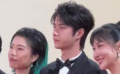 王一博亮相第37届金鸡奖入场仪式 回头看大鹏拍照笑得好开心