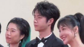 王一博亮相第37屆金雞獎(jiǎng)入場儀式 回頭看大鵬拍照笑得好開心