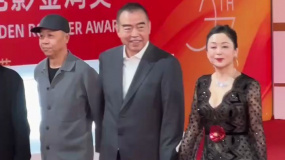 陳凱歌獲金雞獎最佳導(dǎo)演 和妻子陳紅攜手亮相入場式