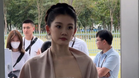 苗苗亮相第37屆金雞獎頒獎典禮紅毯 珍珠禮服太優(yōu)雅！