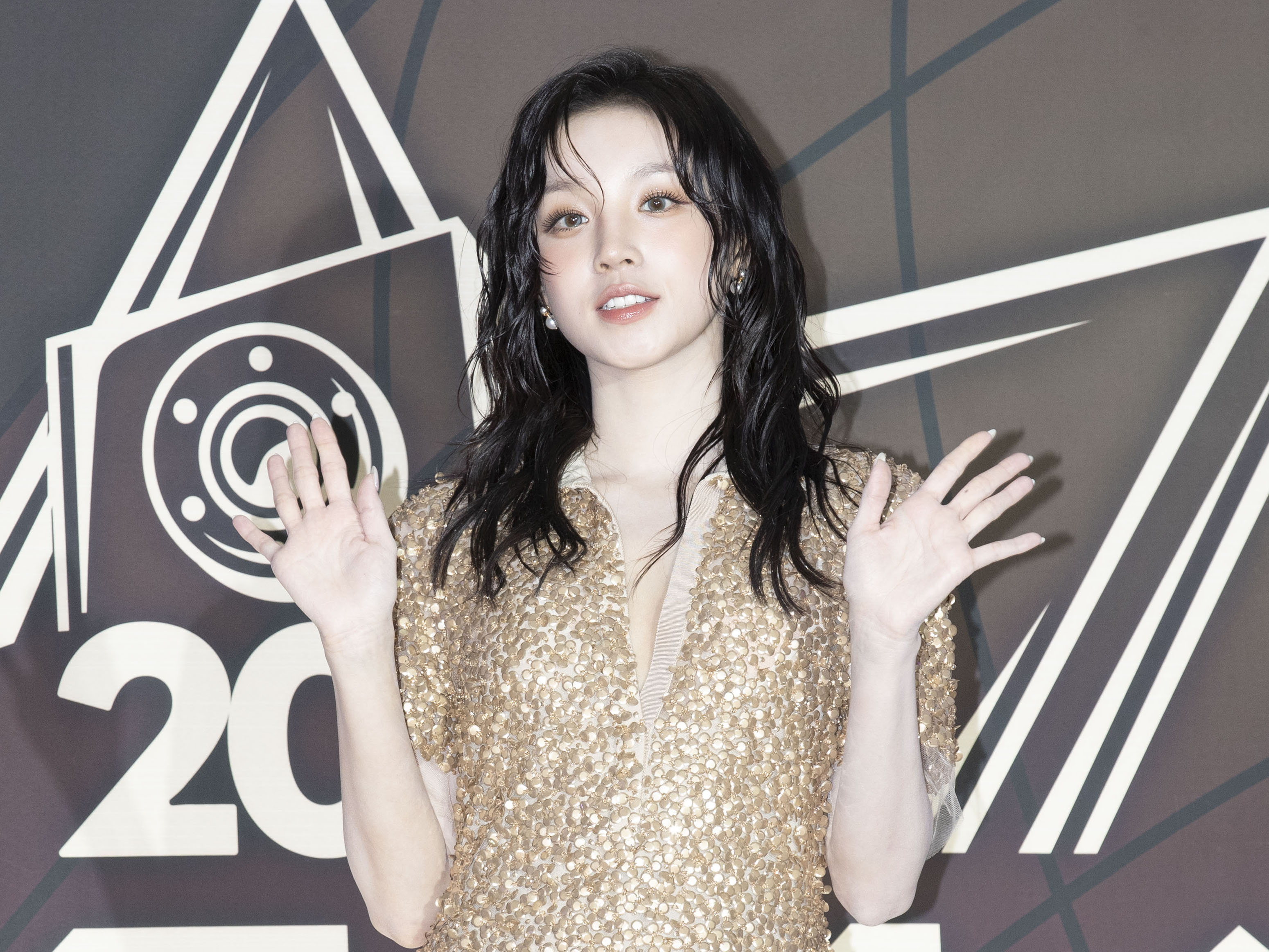 宋雨琦金裙湿发造型亮相！冲镜头频频比心超可爱