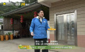 孙艺洲给食客送果盘