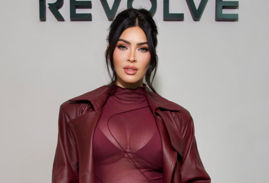 梅根·福克斯挺四胎孕肚现身 穿透视纱裙性感别致