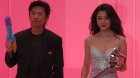 殷桃王驍亮相紅毯 《凡人歌》夫妻檔都是實(shí)力演技派