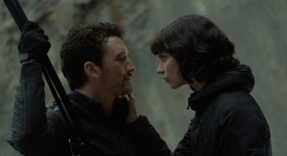 《峡谷》首曝预告 安雅·泰勒-乔伊守卫地狱之门_好莱坞_电影网_1905.com