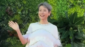 61岁叶童亮相海南 岁月不败风采依旧