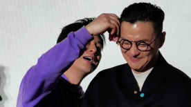 张颂文为周一围簪花 周一围害羞到红温了！
