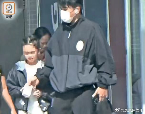 劉愷威接女兒放學(xué) 小糯米皮膚白凈顏值高