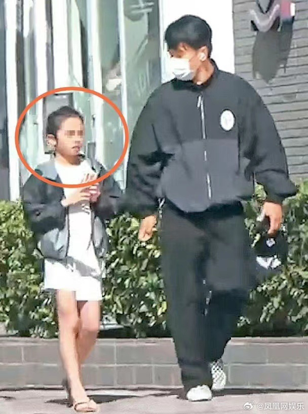 劉愷威接女兒放學(xué) 小糯米皮膚白凈顏值高