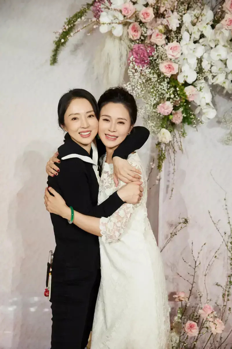 關(guān)悅曬45歲生賀美照 與佟大為貼臉親親好溫馨