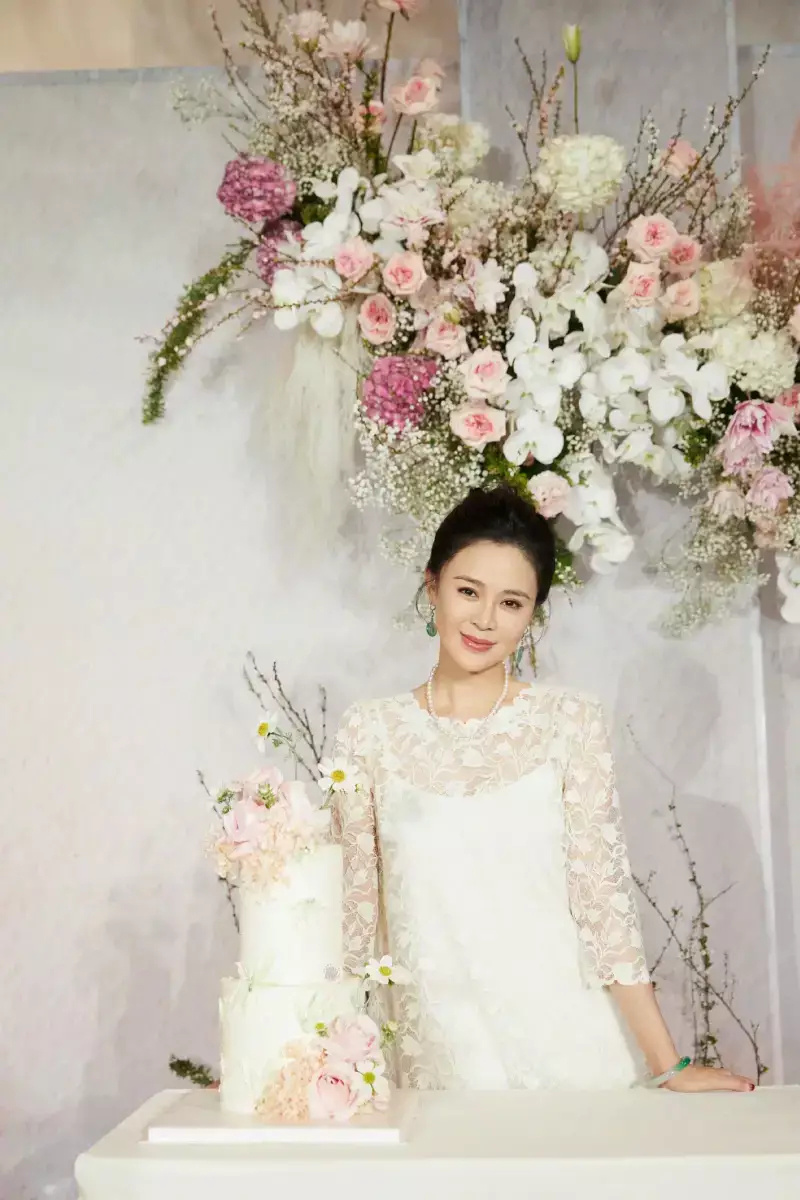 關(guān)悅曬45歲生賀美照 與佟大為貼臉親親好溫馨