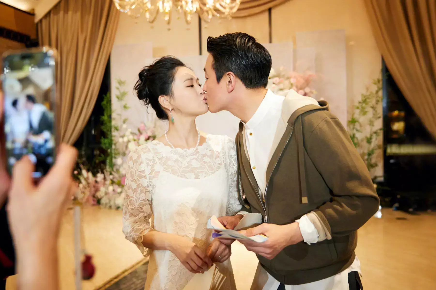 關(guān)悅曬45歲生賀美照 與佟大為貼臉親親好溫馨