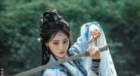 《永夜星河》祝緒丹出圈，劇內(nèi)外反差巨大，閆妮賽道再添一員大將