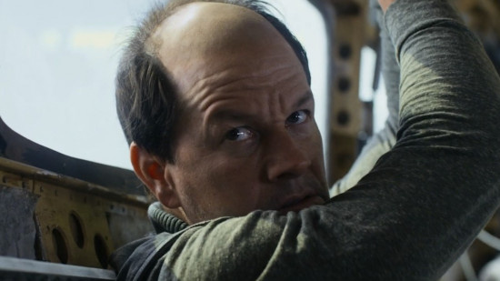 马克·沃尔伯格秃了！《插翅难飞》曝预告机内搏杀