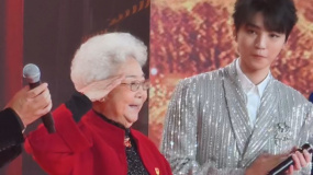 “人民藝術(shù)家”97歲田華出席百花迎春晚會 精神矍鑠現(xiàn)身舞臺