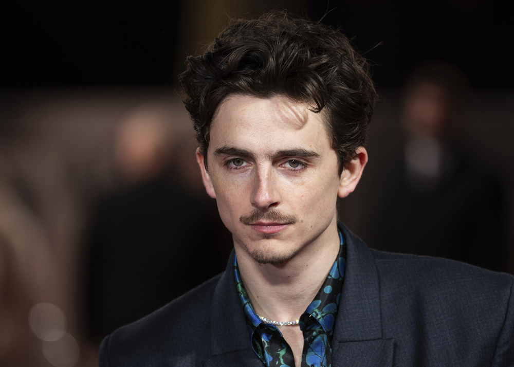 甜茶骑单车现身《无名小辈》首映 违规停车被罚款