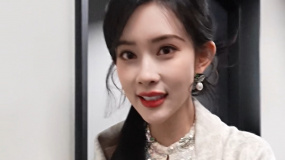 晚會后臺忙碌的孟子義 對鏡頭送出新春祝福