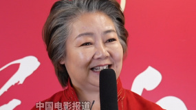 薩日娜：只要皺紋不長(zhǎng)在心里 我們就永遠(yuǎn)年輕