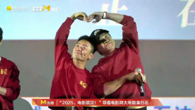 王寶強(qiáng)和陳思誠(chéng)、劉昊然分別比心