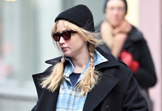 “小腹婆”劳伦斯出街散步 双麻花造型少女感十足