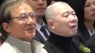 成龙看到现场舞狮的反应 年轻时耍过的招式全想起来了