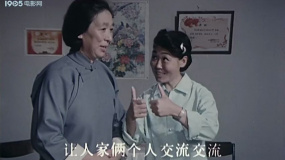 嫁不出去的姑娘：草地打滾追逐趣，村里趣事精彩多
