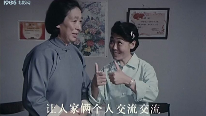 嫁不出去的姑娘：草地打滚追逐趣，村里趣事精彩多