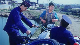 通缉令：警察从摩托车入手调查案件