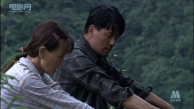 误入深山的女人：苦是真苦 牛耕地靠人背 老牛成了肉牛