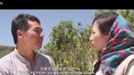 系红裤带的女人：为钱发愁决定出走去赚钱