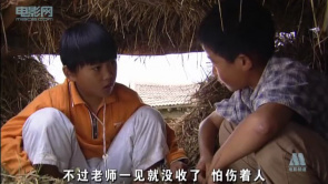 小火车：谭峰拿出自己的玩具给杨泊展...