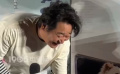 大叔小狗反差萌十足！52歲王景春現(xiàn)場和塔塔玩玩具