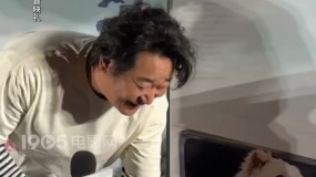 大叔小狗反差萌十足!52歲王景春現(xiàn)場(chǎng)和塔塔玩玩具