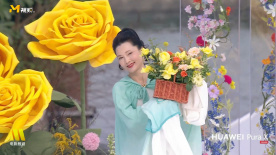 何赛飞身着水袖服装 手拿花篮登水上红毯