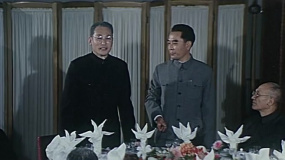 风雨下钟山：共产党和国民党代表吃饭