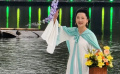 何賽飛水上紅毯好美 服飾和山水舞臺(tái)交相輝映